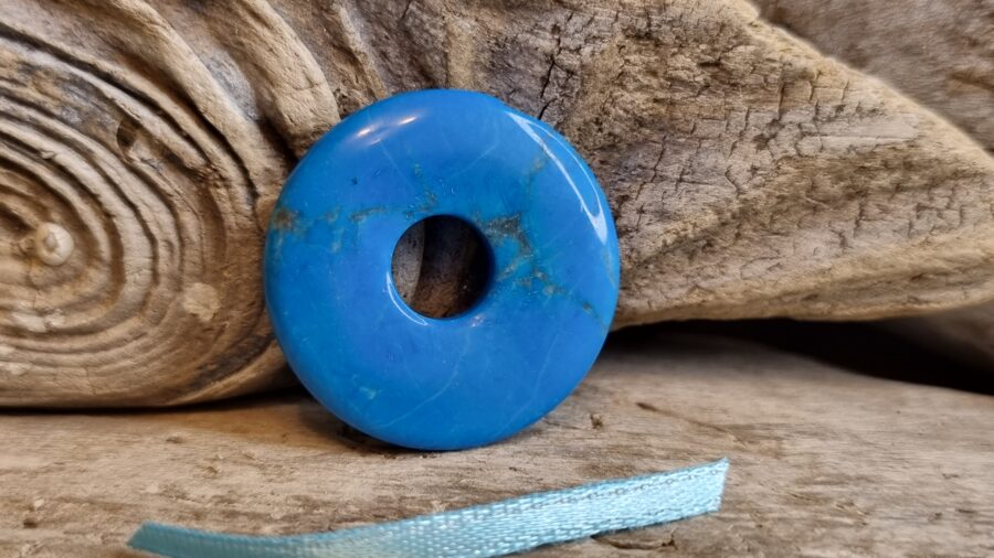 Magnezīta (krāsots) kulons-aplis nr 6. Izmērs 3 cm Zila bantīte Somiņā Masēt seju