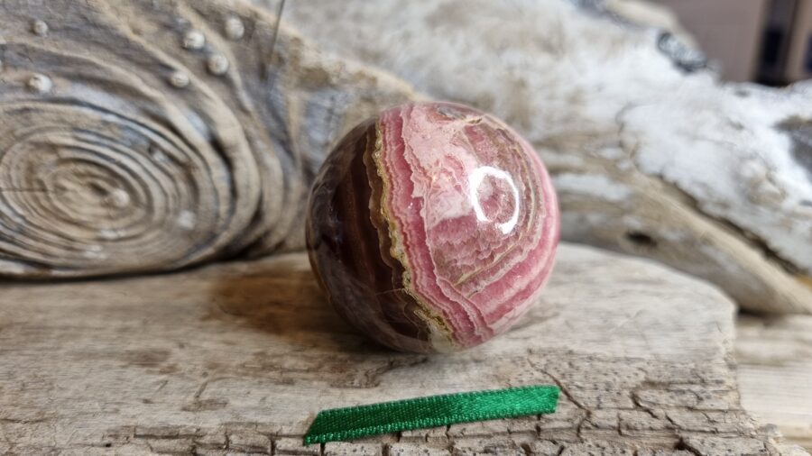 Rodohrozīta lode "Nomierinošā masāža" nr 2. Izmērs 3.5 cm Zaļa bantīte Virpināt rokās Novietot dzīvojamā istabā No Argentīnas