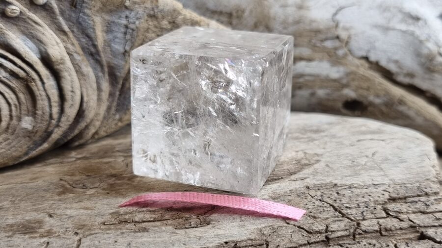 Kalnu kristāla kubs nr 1. Izmērs 3 x 3 x 3 cm Rozā bantīte Ar dabīgiem iekļāvumiem un iespiedumiem Varavīksne