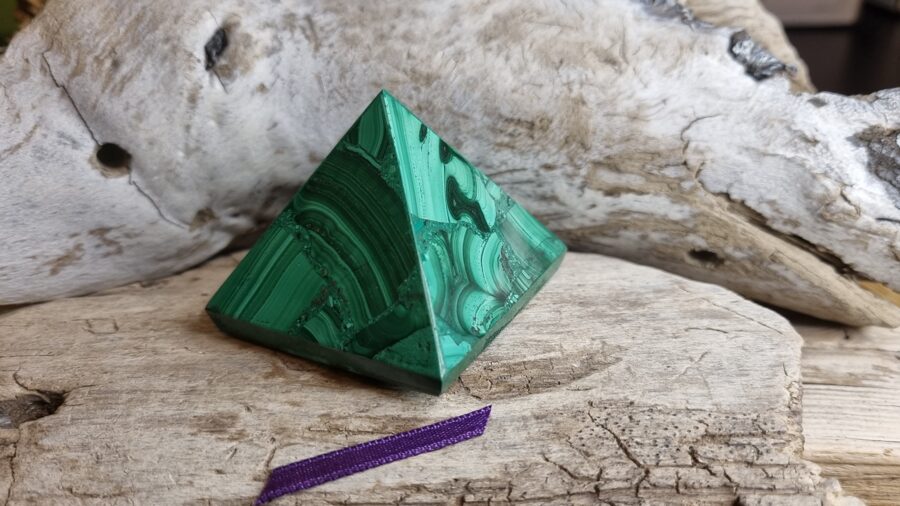 Malahīta piramīda nr 1. Izmērs 5.2 x 5.2 x 5 cm Lillā bantīte Izmantota līmēšanas tehnika No Namībijas