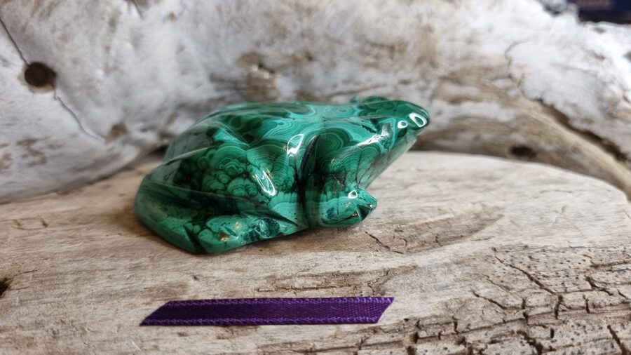 Liela malahīta varde "Zaļā iedvesmotāja" nr 1. Izmērs 6.5 x 5.5 x 2 cm Lillā bantīte No Namībijas