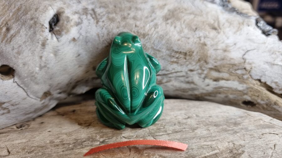 Malahīta varde "Zaļā iedvesmotāja" nr 2. Izmērs 4.7 x 3.5 x 2 cm Rozā bantīte No Namībijas