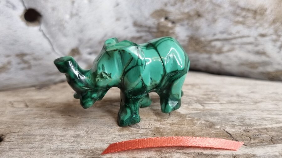 Ziloņa figūra "Vienmēr uzticīgs" nr 2. Izmērs 4 x 3.5 cm Rozā bantīte No Namībijas