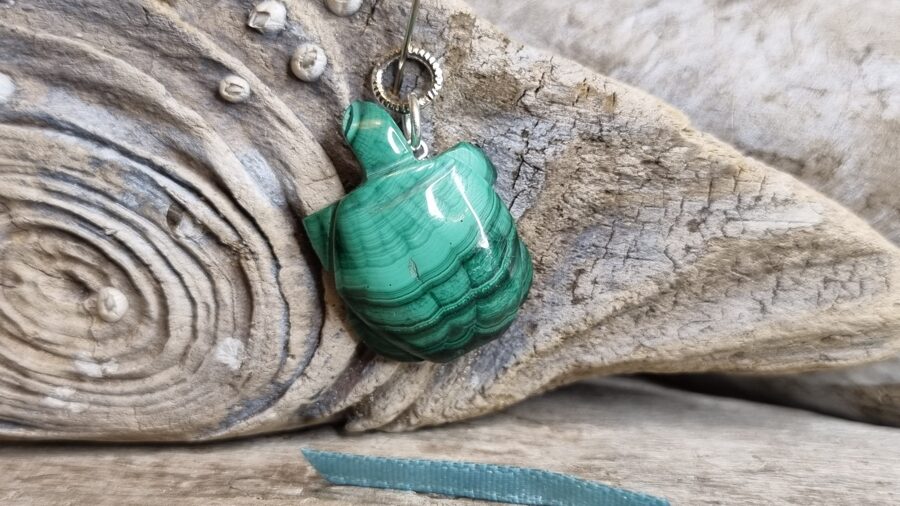 Malahīta bruņurupuča kulons "Gaišreģis" nr 1. Izmērs 2.8 x 2 cm Zila bantīte No Bolīvijas