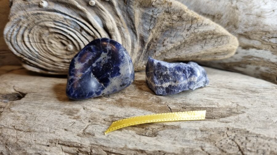 Sodalīta komplekts "Saldais pārītis" nr 1. Izmērs neapstrādātais 3 x 2 cm olis 3 x 2.5 cm Dzeltena bantīte Ar dabīgiem iespiedumiem