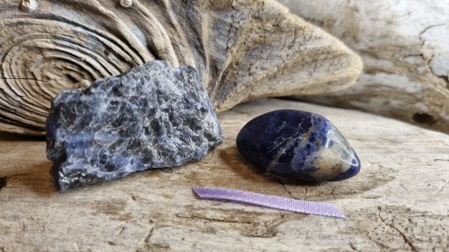 Sodalīta komplekts "Saldais pārītis" nr 2. Izmērs neapstrādātais 4.5 x 2.5 cm olis 4 x 2.5 cm Gaiš lillā bantīte Ar dabīgiem iespiedumiem