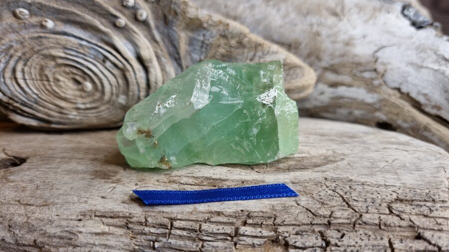 Neapstrādāts zaļa kalcīta kristāls "Jūras zaļais" nr 1. Izmērs 5.5 x 3 x 2 cm Tumši zila bantīte
