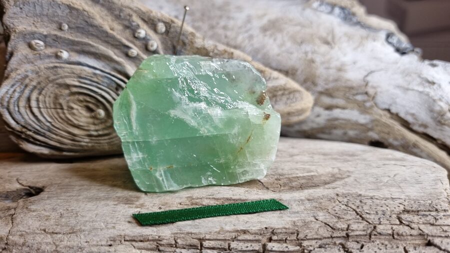 Neapstrādāts zaļa kalcīta kristāls "Jūras zaļais" nr 2. Izmērs 5 x 4 x 1.5 cm Zaļa bantīte
