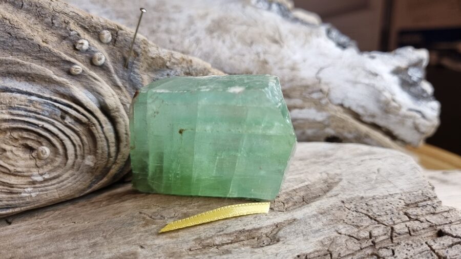 Neapstrādāts zaļa kalcīta kristāls "Jūras zaļais" nr 3. Izmērs 4.5 x 4 x 1.5 cm Dzeltena bantīte