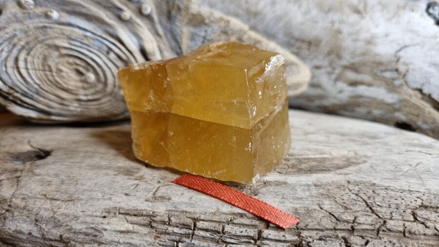  Neapstrādāts medus kalcīta kristāls "Atbalsts grūtā brīdī" nr 1. Izmērs 4 x 3 x 2.5 cm Oranža bantīte 