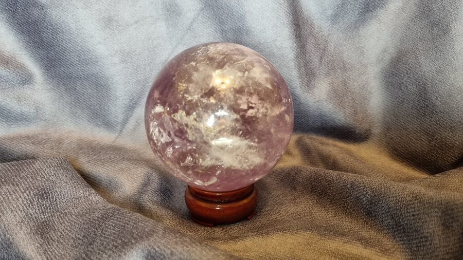 Liela ametista lode "Dzidrā" Izmērs 8 cm Dzeltena bantīte Novietot dzīvojamā istabā