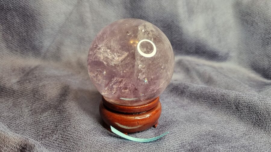 Ametista lode "Nomierinošā" nr 2. Izmērs 5.2 cm Ar dabīgām švīkām Novietot dzīvojamā istabā vai guļamistabā Zila bantīte