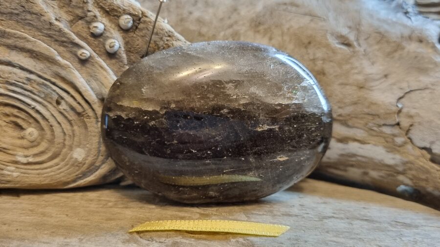 Liels dūmkvarca masāžas olis "Mājas aizsardzībai" nr 3. Izmērs 6 x 4 x 1 cm Dzeltena bantīte Ar dabīgiem iekļāvumiem Madagaskara