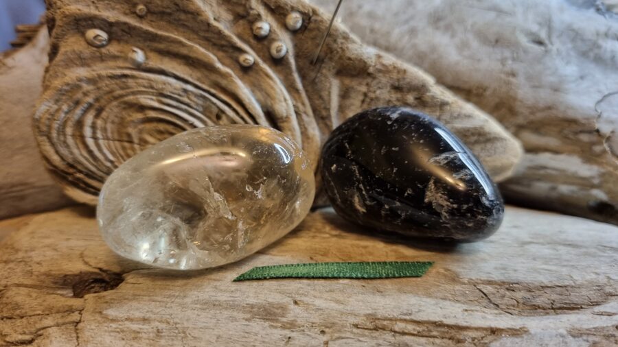 Dūmkvarca oļi "Meditācijai" nr 3. Izmērs 4.5 x 2 x 2.5 cm un 4 x 2.5 x 2 cm Zaļa bantīte Ar dabīgiem iespiedumiem Brazīlija