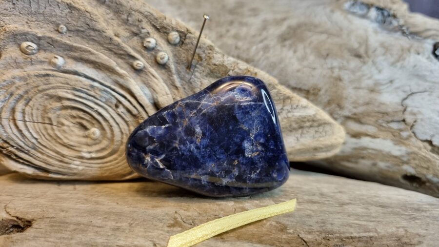 Sodalīta masāžas oļi nr 2. Izmērs 4.5 x 4 x 2 cm Dzeltena bantīte Nomierinoša iedarbība No Brazīlijas