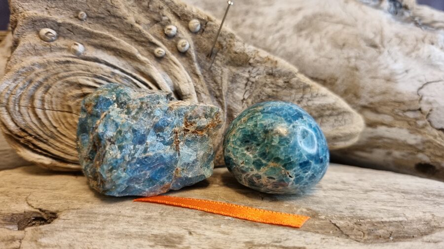 Apatīts "Dažādi" nr 2. Izmērs neapstrādāts 4 x 3 x 2 cm Olis 3 x 2.5 cm Oranža bantīte Ar dabīgām švīkām No Madagaskaras