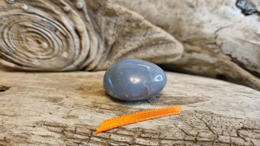 Angelīta olis "Mierinājums" nr 3. Izmērs 2.5 x 2.5 x 1 cm Oranža bantīte Nēsāt somiņā vai izmantot masāžai No Peru
