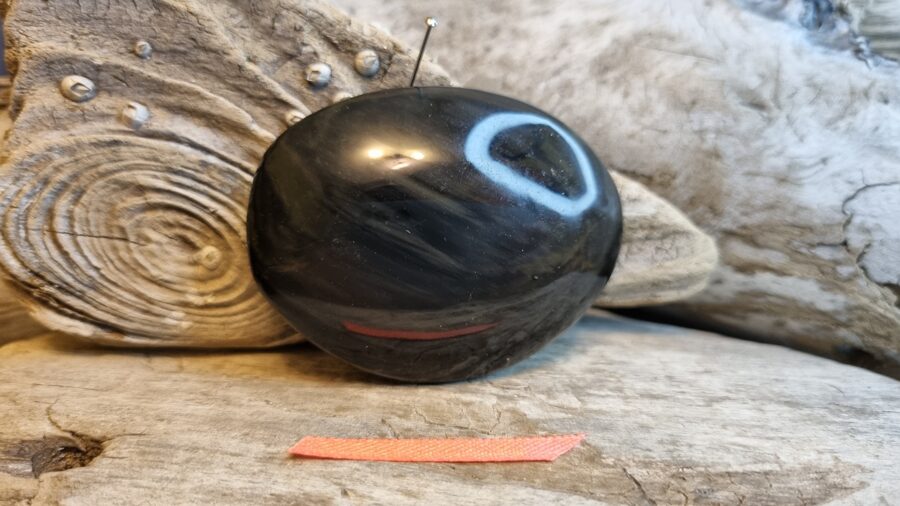 Liels obsidiāns masāžai "Enerģija" nr 1. Izmērs 5 x 3.5 x 1 cm Oranža bantīte Meksika