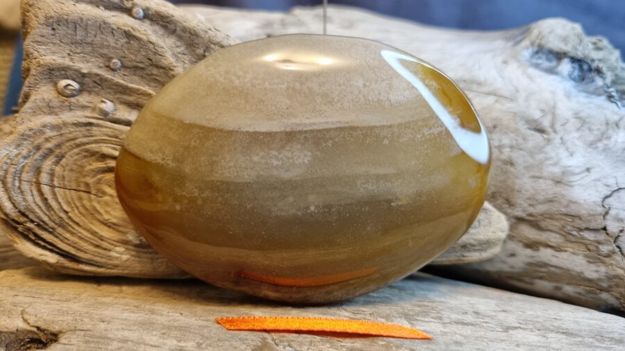 Liels karneols masāžai "Spēka akmens" nr 2. Izmērs 8 x 5.5 x 1 cm Oranža bantīte Madagaskara  Ar dabīgiem iespiedumiem