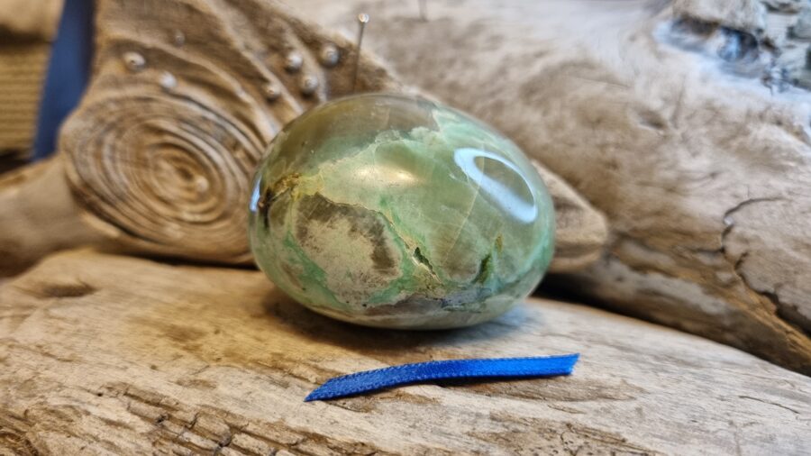 Zaļš mēnessakmens (garnierit) nr 3. liels Izmērs 5 x 4 x 3.5 cm Zila bantīte Madagaskara Emociju līdzsvaram