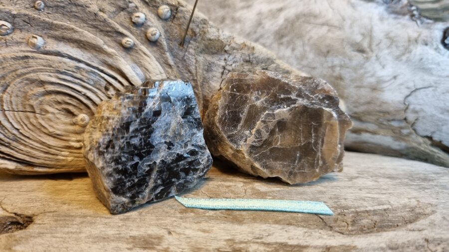 Neapstrādāts mēnessakmens "Divi" nr 1. Izmērs 4 x 3 x 2.7 cm un 3 x 3 x 1.5 cm Zila bantīte Indija Ar dabīgiem iespiedumiem