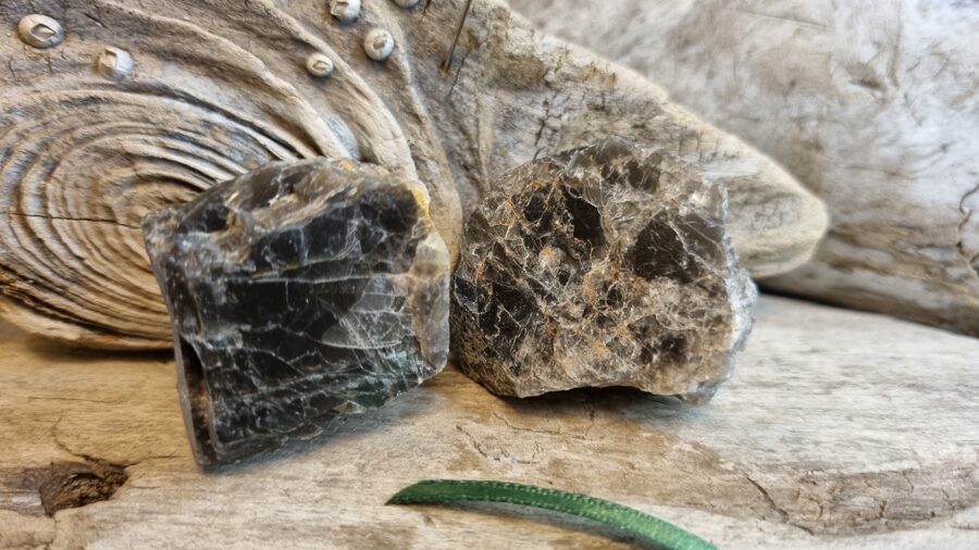 Neapstrādāts mēnessakmens "Divi" nr 4. Izmērs 4 x 3 x 1.2 cm un 3 x 3 x 2 cm Zaļa bantīte Indija Ar dabīgiem iespiedumiem