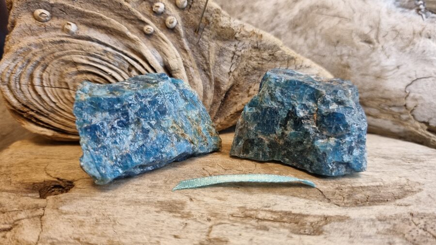 Neapstrādāts apatīts "Pārītis" nr 1. Izmērs 4 x 2.5 x 2.5 cm un 4.5 x 3 x 2 cm No Madagaskaras Gaiši zila bantīte