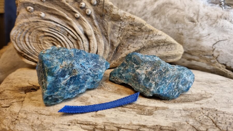 Neapstrādāts apatīts "Pārītis" nr 2. Izmērs 4 x 2.5 x 2.5 cm un 5 x 3.5 x 1 cm No Madagaskaras Tumši zila bantīte