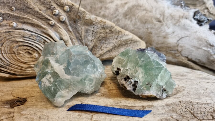 Neapstrādāti fluorīti "Pārītis" nr 1. Izmērs 4 x 3 x 3 cm un 3.5 x 3 x 2 cm No Meksikas Tumši zila bantīte Uz mācību un darba galda