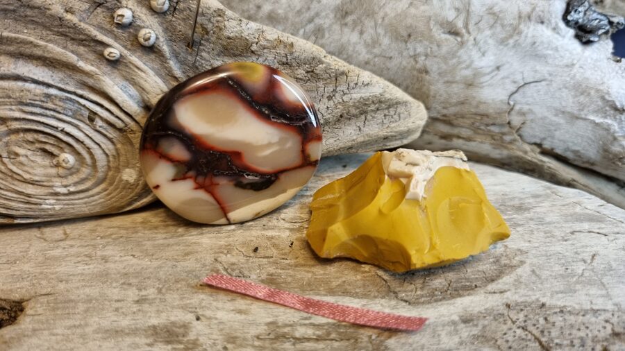 Austrālijas jašma "Pārītis" nr 1. Izmērs neapstrādāts 4 x 3 x 2 cm olis 4 x 3.5 x 1 cm Gaiši rozā bantīte Austrālija