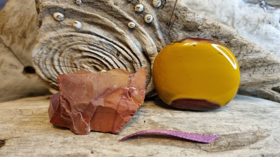 Austrālijas jašma "Pārītis" nr 4. Izmērs neapstrādāts 4 x 3 x 2 cm olis 4 x 3 x 0.8 cm Lillā bantīte Austrālija