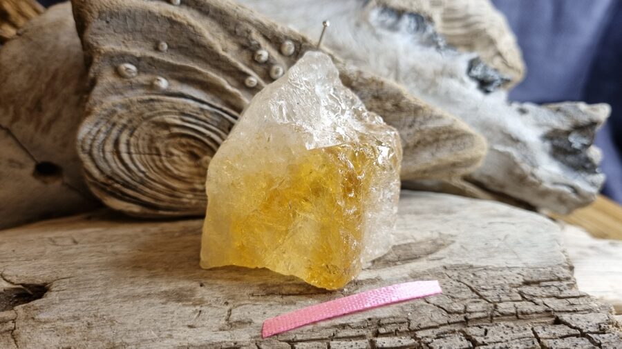 Liels neapstrādāts citrīna kristāls "Pārticības amulets" nr 1. Izmērs 7 x 5 x 3 cm Rozā bantīte Ar dabīgiem nobrāzumiem Brazīlija