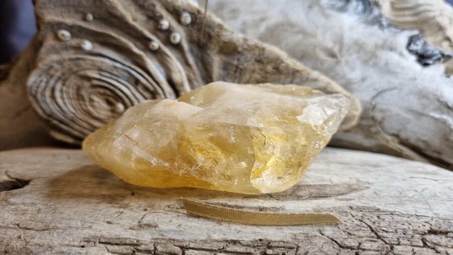 Liels neapstrādāts citrīna kristāls "Pārticības amulets" nr 2. Izmērs 5.5 x 4.5 x 3 cm Gaiši zaļa bantīte Ar dabīgiem nobrāzumiem Brazīlija