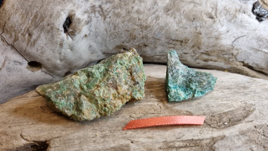 Neapstrādāta hrizokola "Stiprais pārītis" Izmēri 5 x 4 x 2 cm un 3 x 3 x 1.5 cm Oranža bantīte No Madagaskaras