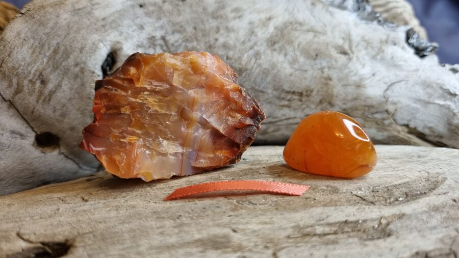 Karneols "Pārītis" nr 1. Neapstrādātais 5 x 3.5 x 2 olis 2.5 x 2 x 1.5 cm Indija Oranža bantīte