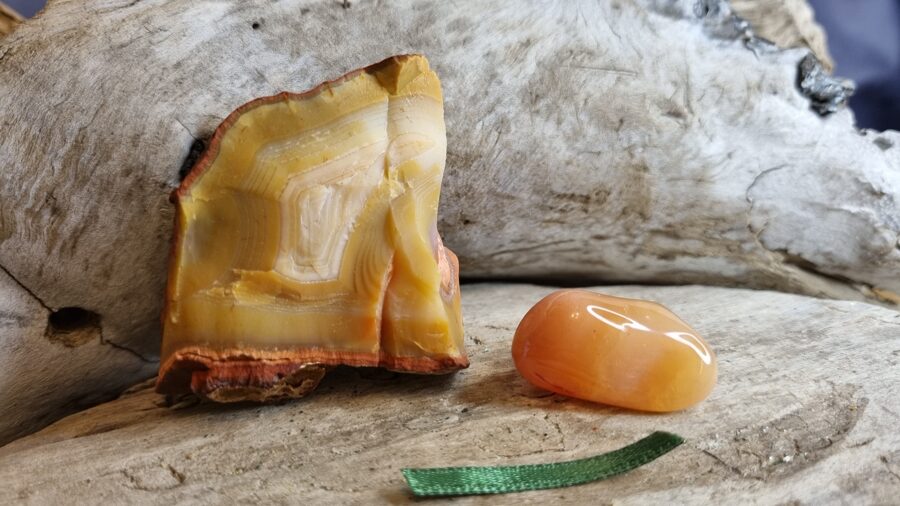 Karneols "Pārītis" nr 3. Neapstrādātais 5 x 5 x 2 olis 3 x 2 x 1 cm Indija Zaļa bantīte