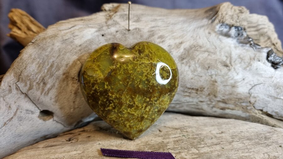 Zaļā opāla sirds "Vienmēr kopā" nr 1. Izmērs 5 x 5 x 1 cm Lillā bantīte Ar dabīgām švīkām Madagaskara