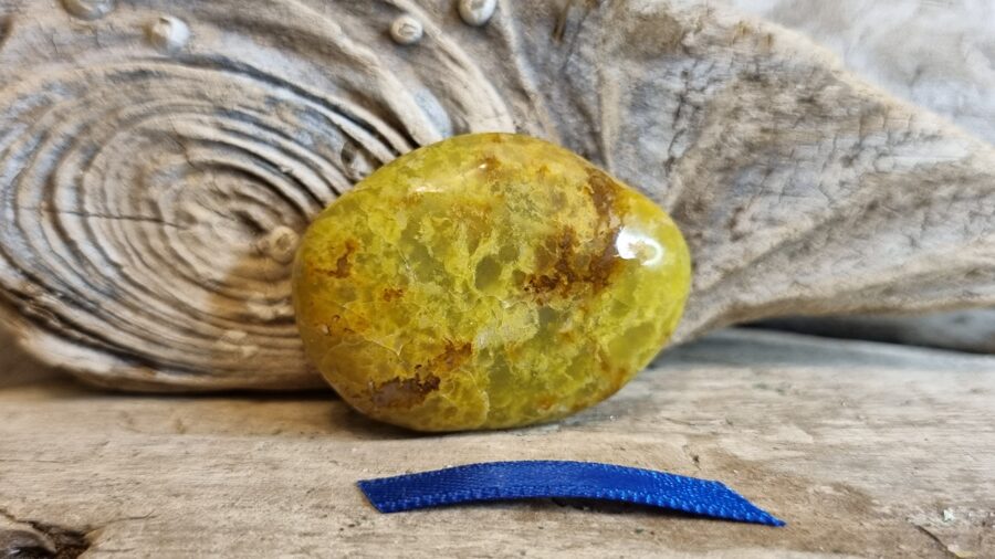 Plakani opāla masāžas oļi "Skaista seja" nr 2. Izmērs 3.8 x 3 x 1 cm Zila bantīte Ar dabīgām švīkām Madagaskara