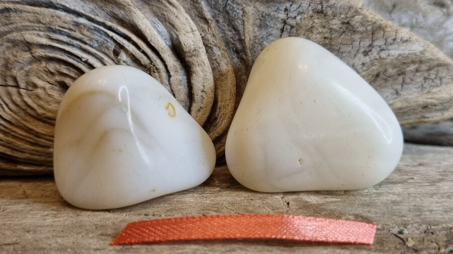 Balta opāla masāžas akmeņi "Pārītis" nr 1. Izmērs 3 x 3 x 1.5 un 3 x 2.5 x 1 cm Oranža bantīte Ar dabīgiem iespiedumiem Brazīlija