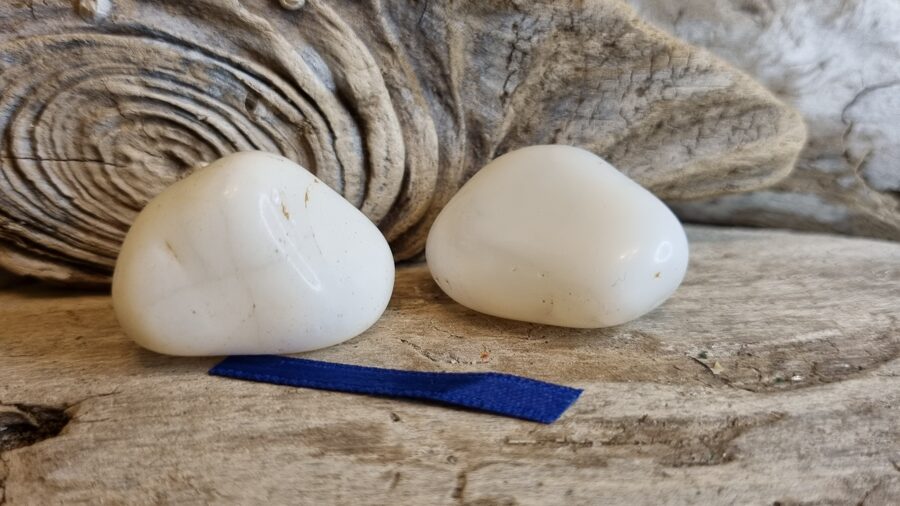 Balta opāla masāžas akmeņi "Pārītis" nr 2. Izmērs 3.2 x 2.5 x 2 un 3 x 2.5 x 1 cm Zila bantīte Ar dabīgiem iespiedumiem Brazīlija
