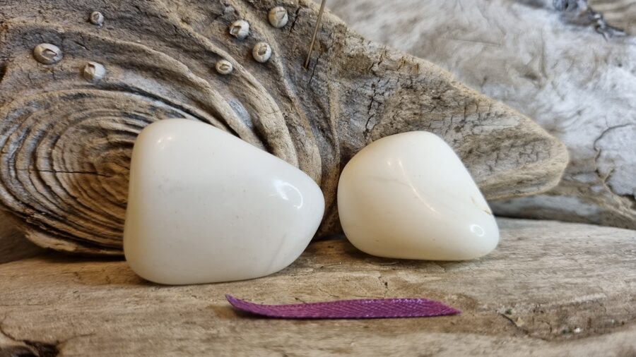 Balta opāla masāžas akmeņi "Pārītis" nr 3. Izmērs 3.5 x 3 x 1.5 un 3 x 2.5 x 1 cm Lillā bantīte Ar dabīgiem iespiedumiem Brazīlija