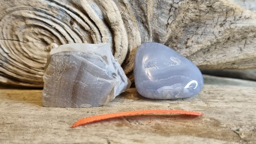 Mežģīņu ahāts "Draugi" nr 1. Izmērs neapstrādāts 3 x 2 x 1 cm un olis 2.5 x 2 x 0.7 cm Oranža bantīte Madagaskara