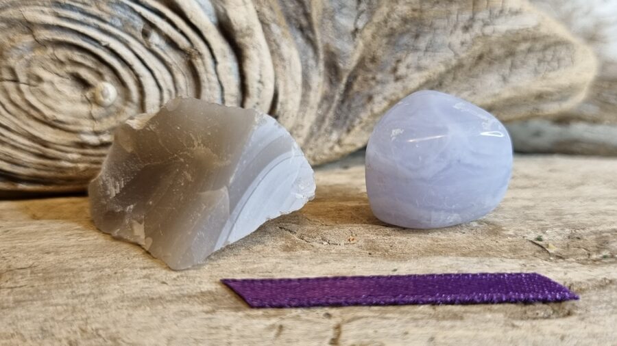Mežģīņu ahāts "Draugi" nr 2. Izmērs neapstrādāts 3 x 2.5 x 2 cm un olis 2 x 1.5 x 1 cm Lillā bantīte Madagaskara