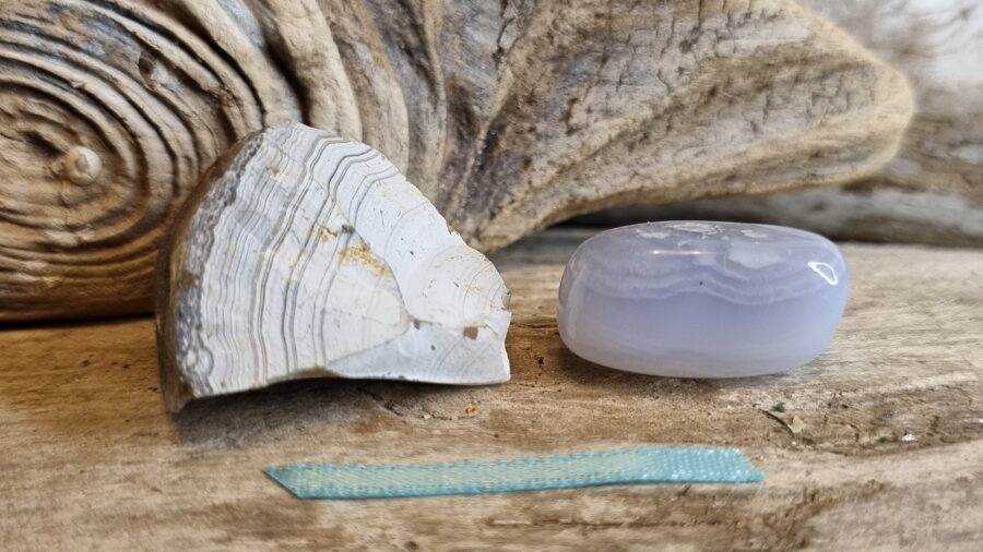 Mežģīņu ahāts "Draugi" nr 3. Izmērs neapstrādāts 3 x 2.5 x 2.5 cm un olis 2 x 1.5 x 1 cm Zila bantīte Madagaskara