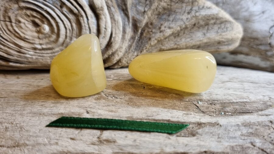 Avanturīns masāžai "Pārītis" nr 1. Izmērs 3 x 2 x 1 un 2.5 x 2 x 1.5 cm Zaļa bantīte Ar dabīgām švīkām