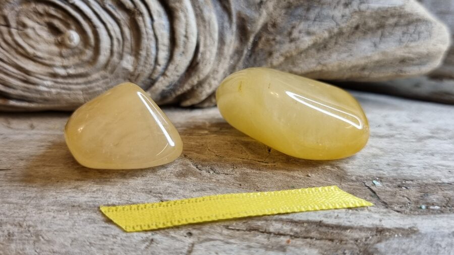 Avanturīns masāžai "Pārītis" nr 3. Izmērs 2.5 x 2 x 1 un 2 x 2 x 1.5 cm Dzeltena bantīte Ar dabīgām švīkām