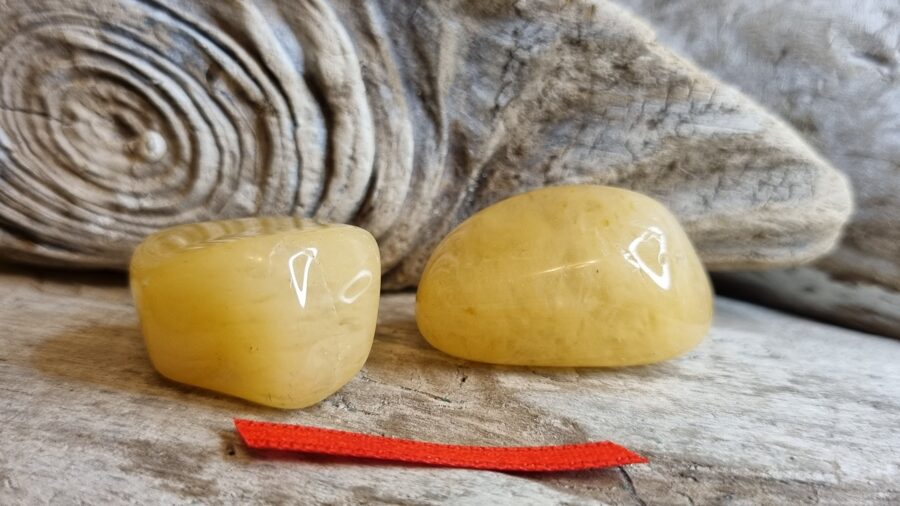 Avanturīns masāžai "Pārītis" nr 4. Izmērs 3 x 2 x 1.5 un 2 x 2 x 1 cm Oranža bantīte Ar dabīgām švīkām