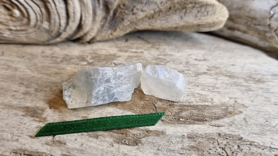 Neapstrādāts mēnessakmens "Pāris" nr 2. Izmērs 2.5 x 1.5 x 1 cm un 1.5 x 1 x 0.5 cm Zaļa bantīte