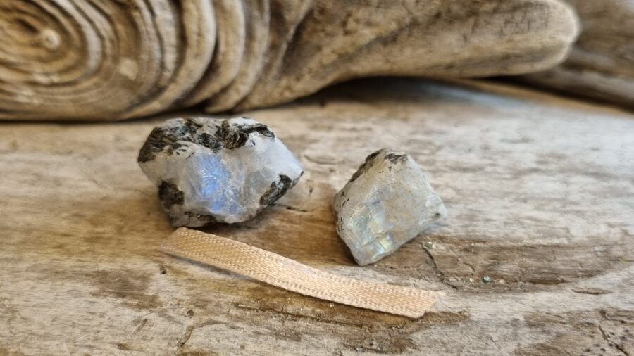 Neapstrādāts mēnessakmens "Pāris" nr 5. Izmērs 2 x 1.5 x 1.3 cm un 1 x 1 x 1 cm Gaiša bantīte
