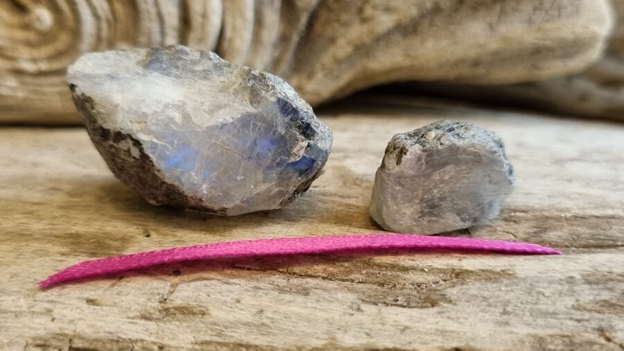 Neapstrādāts mēnessakmens "Pāris" nr 7. Izmērs 3 x 1.5 x 1.5 cm un 1 x 1 x 1 cm Rozā bantīte